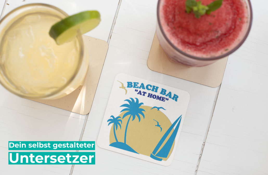 Quadratischer Untersetzer Mockup mit zwei Getränken auf einem weißen Holztisch